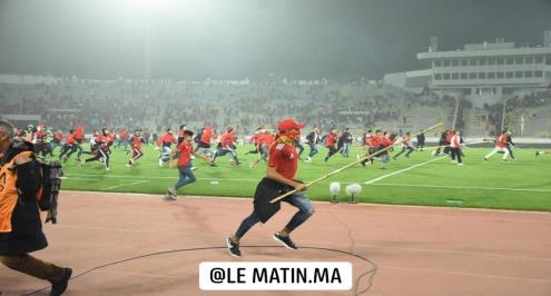 كاد أن يتحول لكارثة.. جماهير الوداد تقتحم ديربي المغرب والأمن يوقفها (صور)